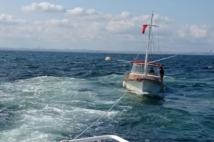 Kınalıada'da i&ccedil;erisinde 4 kişinin mahsur kaldığı tekne kurtarıldı