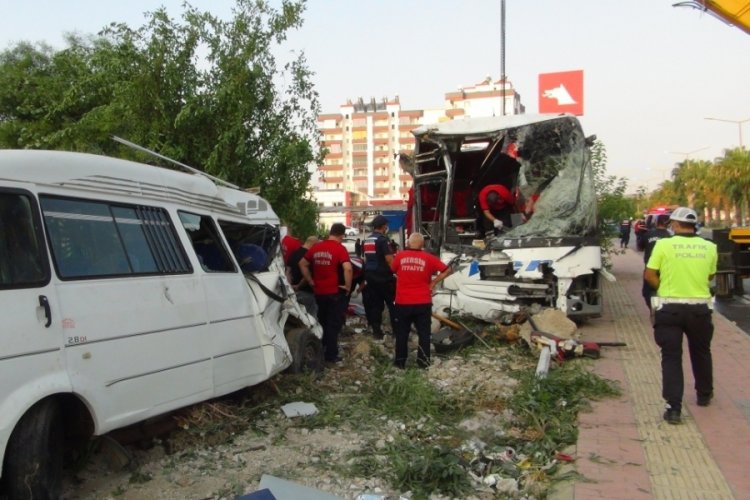 Yolcu otob&uuml;s&uuml; şarampole yuvarlandı! 33 kişi yaralandı