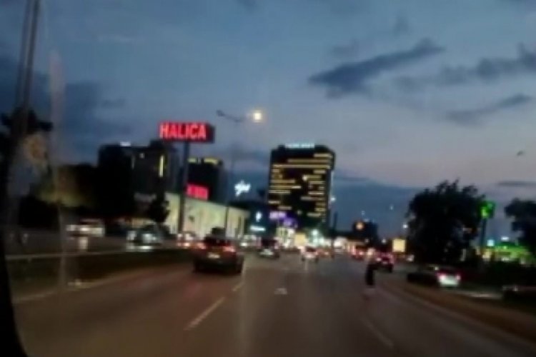 Bursa'da hızla akan trafikte yolun karşısına ge&ccedil;meye &ccedil;alıştılar