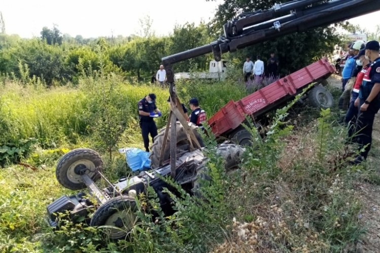 Bursa'da trakt&ouml;r şarampole yuvarlandı! 1 &ouml;l&uuml;, 1 yaralı