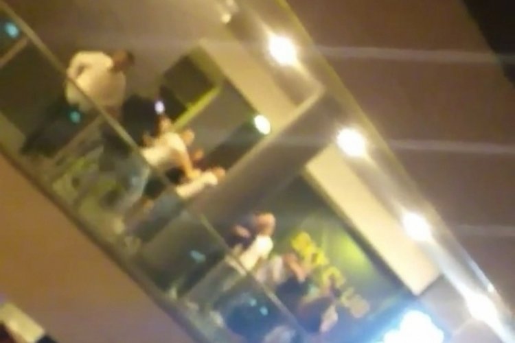 Eğlence tekme tokat ile son buldu! Kavga anı kamerada