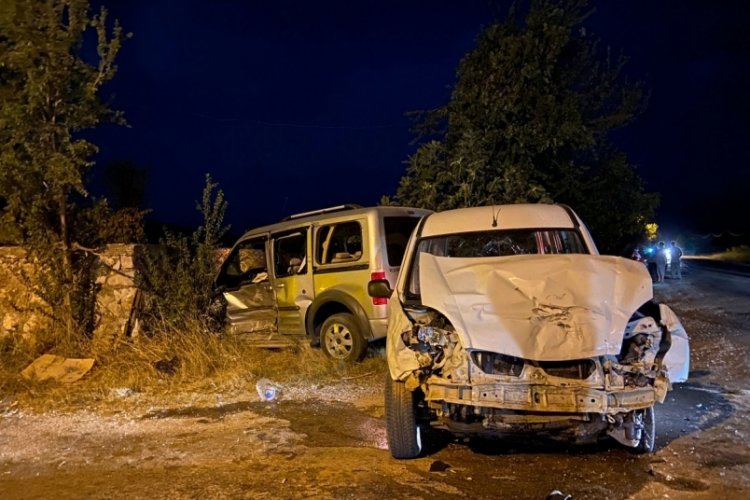 Burdur'da hafif ticari ara&ccedil;lar &ccedil;arpıştı! 9 yaralı
