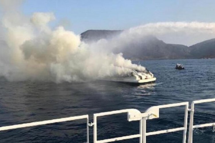 Bodrum a&ccedil;ıklarında tekne yandı! 5 kişi kurtarıldı