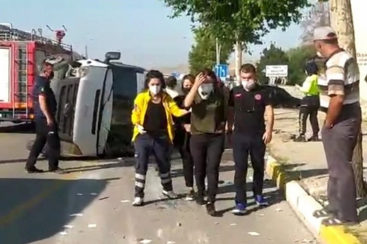 Servis minib&uuml;s&uuml; ile otomobil &ccedil;arpıştı! 9 kişi yaralandı