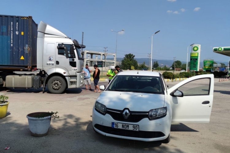 Bursa İneg&ouml;l'de tır, otomobile &ccedil;arptı: 1 yaralı
