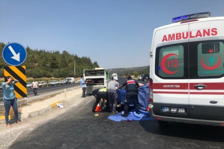 Minib&uuml;s&uuml;n &ccedil;arptığı lise &ouml;ğrencisi gen&ccedil; hayatını kaybetti