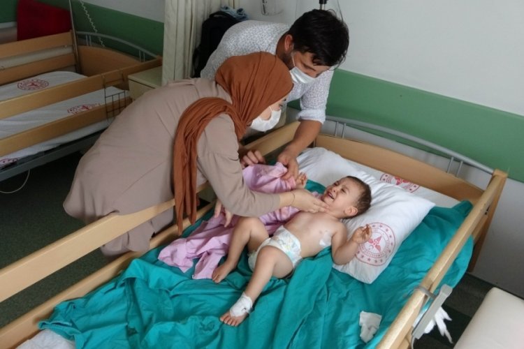 Parkta oynayan k&uuml;&ccedil;&uuml;k &ccedil;ocuğa maganda kurşunu isabet etti