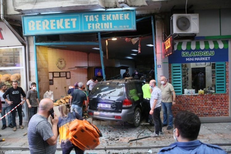 Kontrolden &ccedil;ıkan ara&ccedil; ekmek fırınına &ccedil;arptı