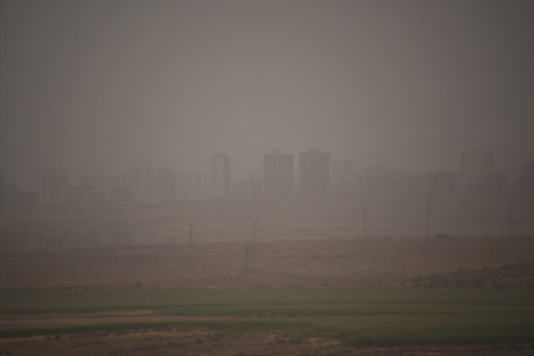 Şanlıurfa'da toz taşınımı zor anlar yaşattı