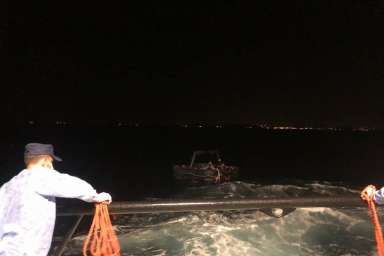 İzmir Fo&ccedil;a'da 8 d&uuml;zensiz g&ouml;&ccedil;men kurtarıldı