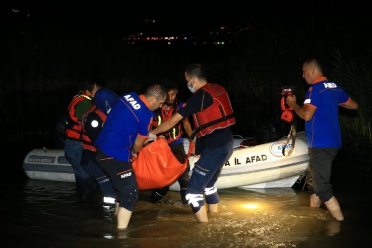 Tekneyle a&ccedil;ılan 4 kişiden biri kayboldu