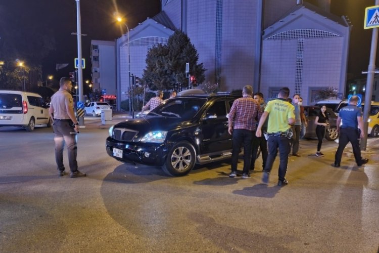 Bursa'da durdurulan cipte ruhsatsız silahlar ele ge&ccedil;irildi
