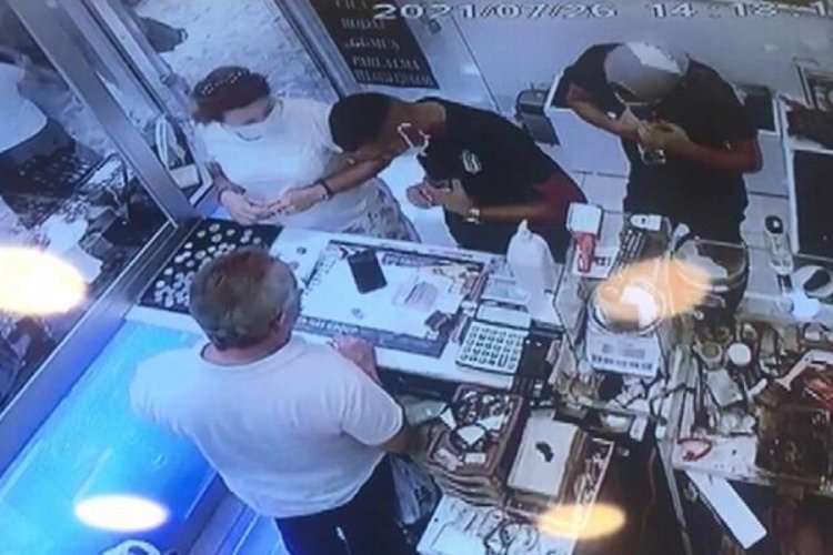 İstanbul Şişli'de y&uuml;z&uuml;k satma bahanesiyle g&uuml;m&uuml;ş&ccedil;&uuml;y&uuml; oyalayıp, telefonunu &ccedil;aldılar!