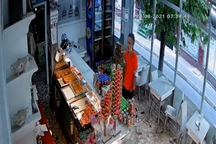 İstanbul Bağcılar'da tezgahın arkasından telefonu &ccedil;aldı!
