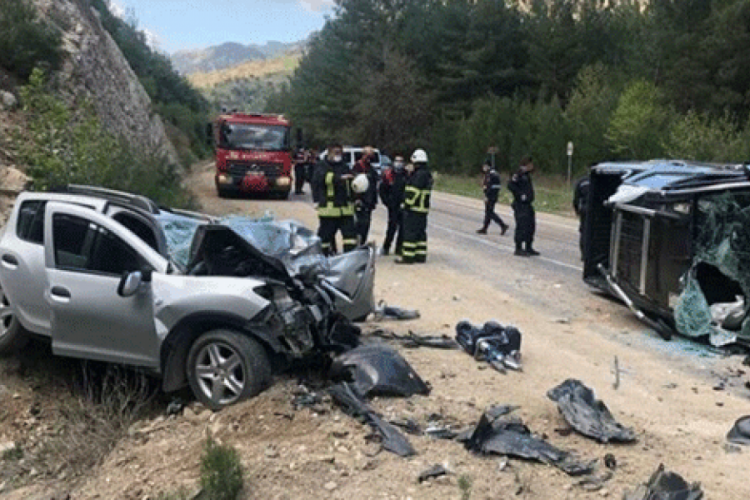 Adana'da iki cip &ccedil;arpıştı 1 kişi hayatını kaybetti