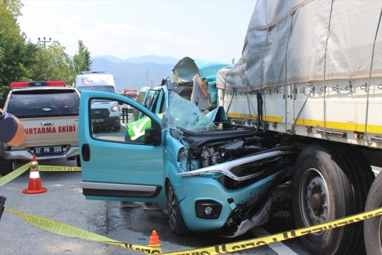 Kastamonu'da tırın dorsesine &ccedil;arpan aracın s&uuml;r&uuml;c&uuml;s&uuml; &ouml;ld&uuml;