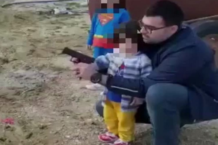 AK Parti Antakya Gençlik Kolları Başkanı, küçük çocuğa silah tutturdu!