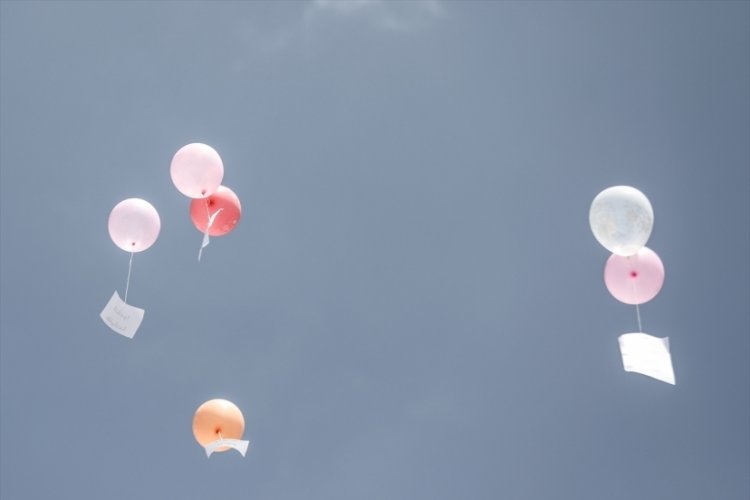 Gazze'de &ccedil;ocuklar İsrail'i balon u&ccedil;urarak protesto etti