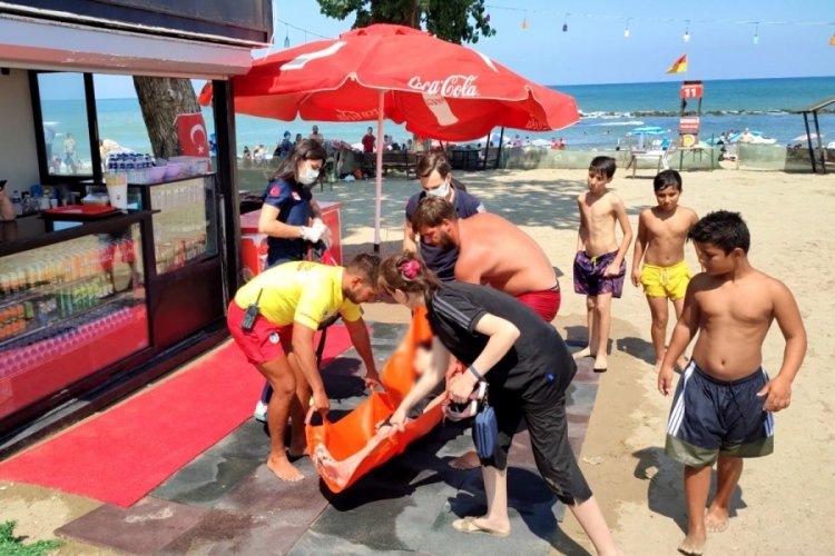 Sakarya'da denizde korku dolu anlar! Boğulmak &uuml;zereyken kurtarıldı
