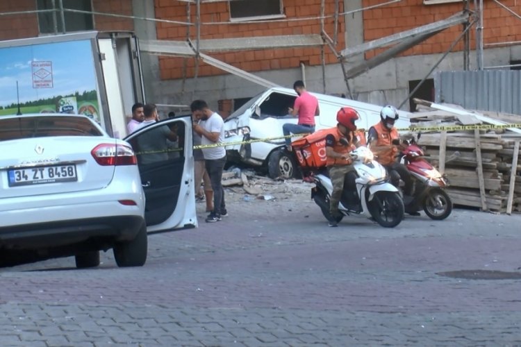 Yokuş aşağı kayan kamyonet sokağı birbirine kattı