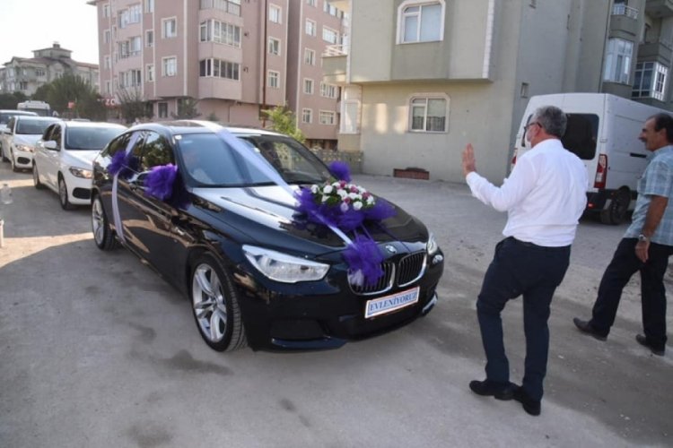 Edirne'de belediye başkanı gelin arabasının &ouml;n&uuml;n&uuml; kesip, bahşiş aldı
