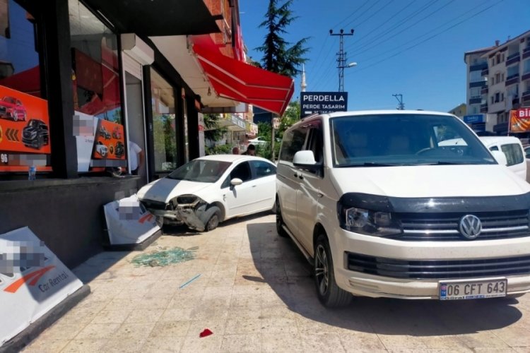 Ankara'da ani fren yapan araç caddeyi birbirine kattı