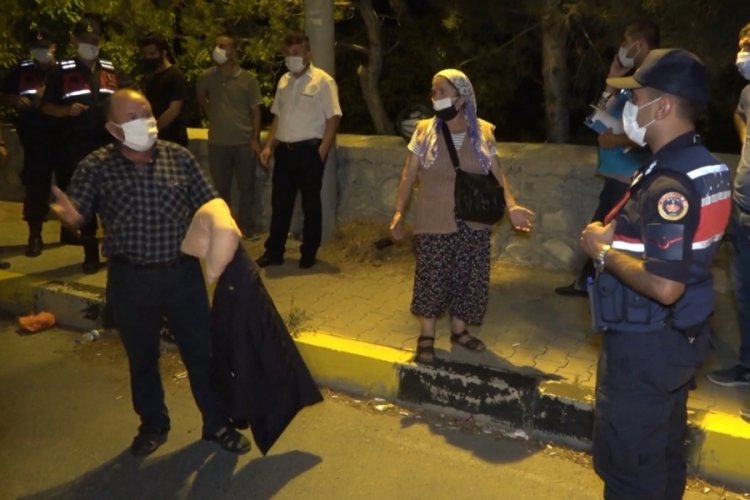 Yaşlı &ccedil;ift denetimde yakalandı: Ne olursunuz bizi bırakın, &ouml;teberim kokar
