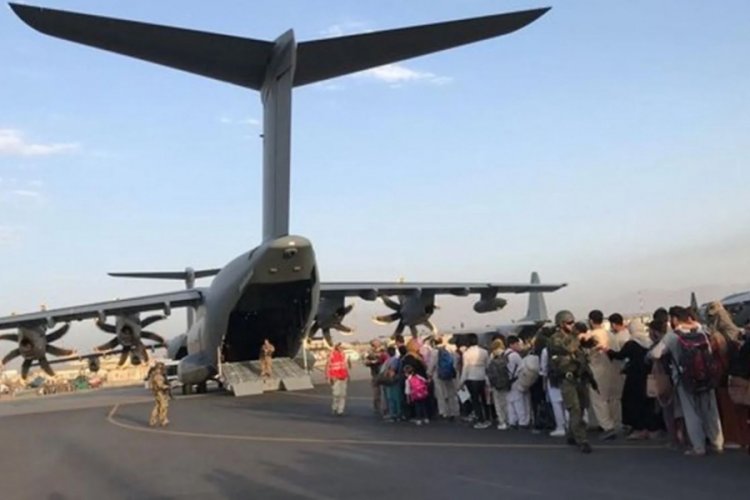 Afganistan'dan &ccedil;ıkmak isteyene 6 bin 500 dolarlık bilet &ouml;nerisi