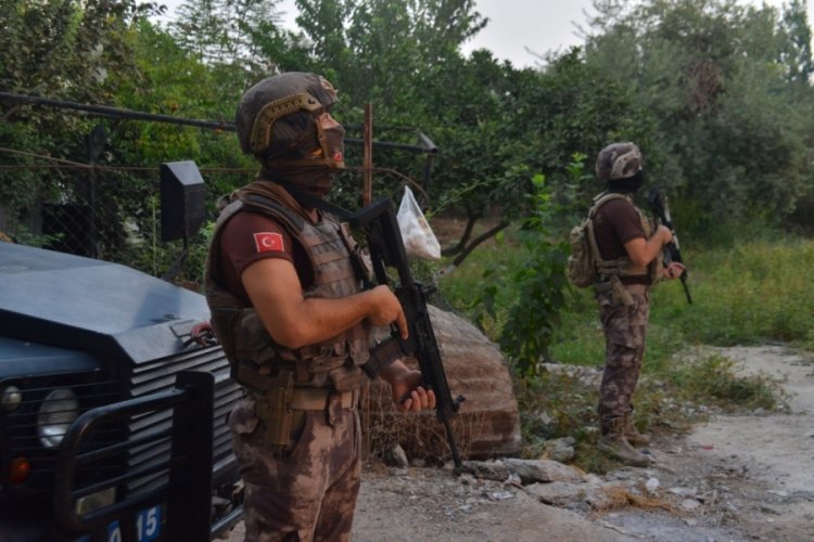 Adana'da uyuşturucu satıcılarına y&ouml;nelik operasyon! 9 g&ouml;zaltı