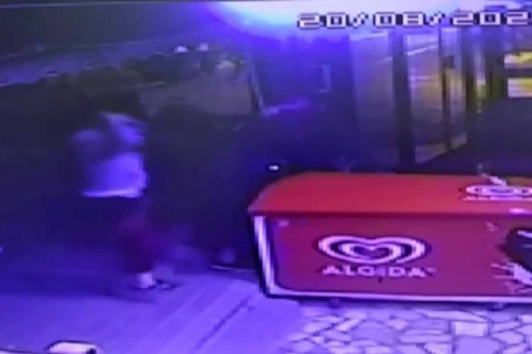 At arabası kullanan kadınlar dondurma &ccedil;alıp yola devam ettiler