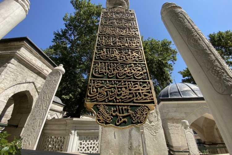 Ey&uuml;psultan Mezarlığı'ndaki mezar taşı dikkatleri &uuml;zerine &ccedil;ekiyor