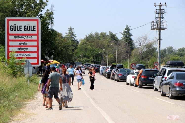 Yunanistan kota uyguladı, gurbet&ccedil;iler Pazarkule'ye y&ouml;nlendirildi