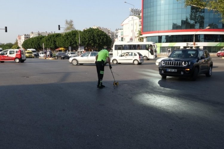 Antalya'da otomobil &ccedil;arpmasıyla savruldu, arkadan gelen aracın altında kalınca &ouml;ld&uuml;