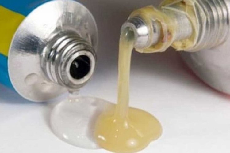 Prezervatif yerine yapıştırıcı kullanınca &ouml;ld&uuml;