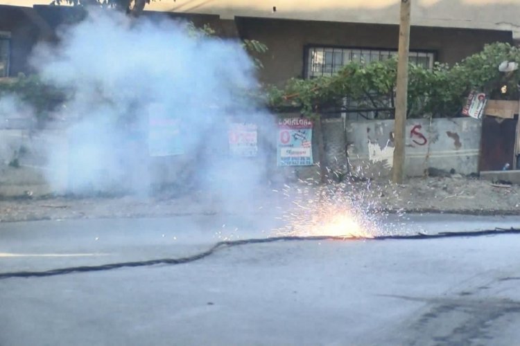 İstanbul Avcılar'da kul&uuml;bede &ccedil;ıkan yangın elektrik tellerine sı&ccedil;radı