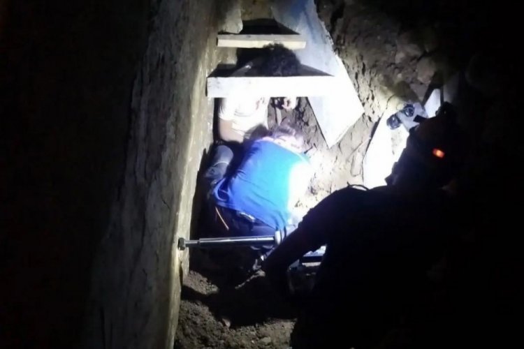 Toprak altında kalan iş&ccedil;i kurtarıldı