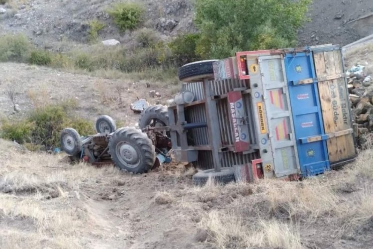 Trakt&ouml;r u&ccedil;uruma yuvarlandı, s&uuml;r&uuml;c&uuml; ara&ccedil;tan atlayarak kurtuldu