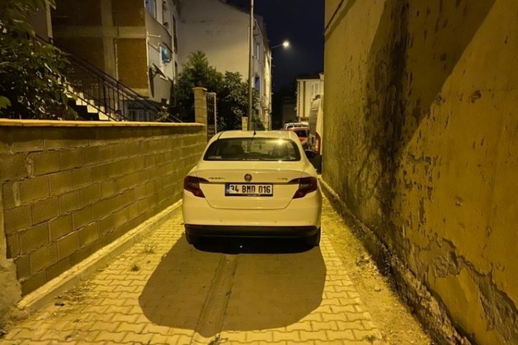 Bursa'da polisten ka&ccedil;tı, &ccedil;ıkmaz sokağa girince aracı bırakıp ka&ccedil;tı