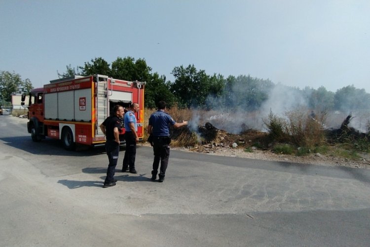 Bursa'da yeşil alandaki yangın fabrikaya ulaşmadan s&ouml;nd&uuml;r&uuml;ld&uuml;