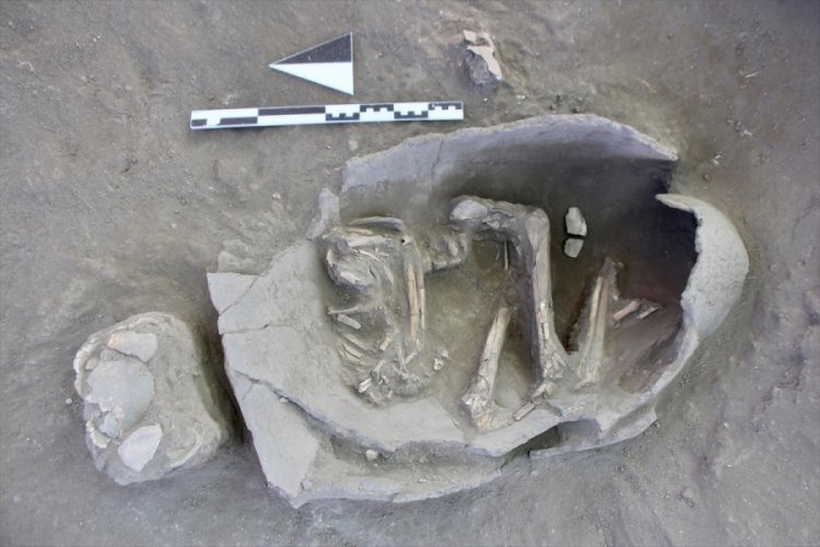 K&uuml;ll&uuml;oba H&ouml;y&uuml;ğ&uuml; kazısında 25 &ccedil;ocuk mezarı bulundu