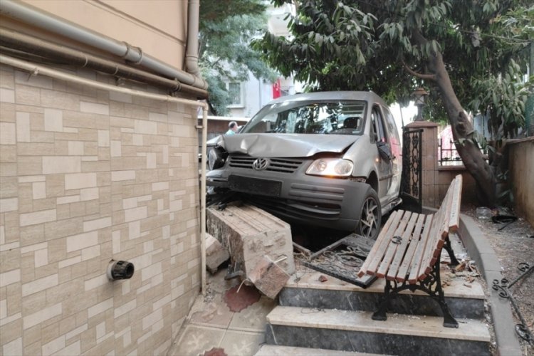 Kızlarıyla gezintiye &ccedil;ıkan baba arabayla bah&ccedil;e duvarına &ccedil;arptı