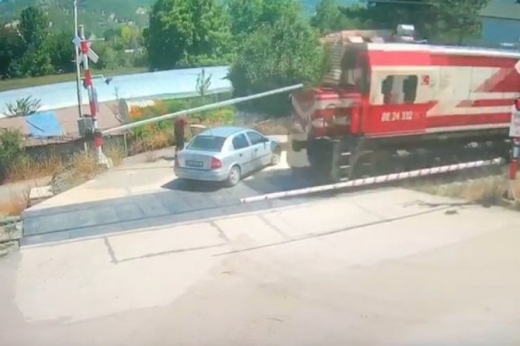 Trenin &ccedil;arptığı otomobilin s&uuml;r&uuml;c&uuml;s&uuml; o anları anlattı: "Durması i&ccedil;in el etmiştim"