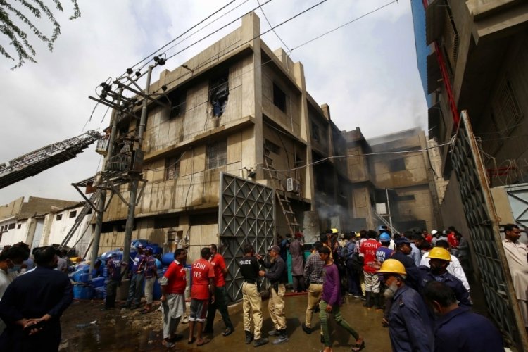 Pakistan'da fabrika yangınında 17 iş&ccedil;i hayatını kaybetti