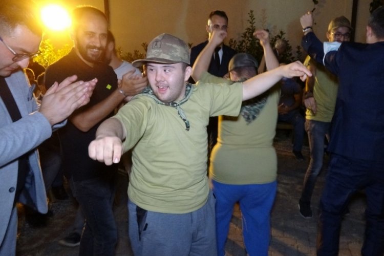 Bursa'da engelli gen&ccedil;ler i&ccedil;in davullu zurnalı asker eğlencesi
