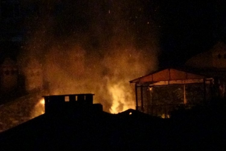 Bursa'da 2 katlı ahşap binada yangın: 1 itfaiye eri yaralandı