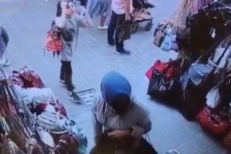 Bursa Kapalı&ccedil;arşı'da bebek arabasındaki &ccedil;antadan c&uuml;zdanı b&ouml;yle &ccedil;aldı