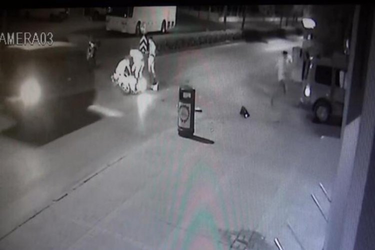 Antalya'da minib&uuml;s vatandaşların arasına daldı
