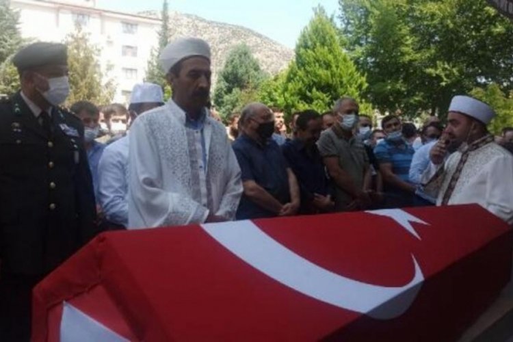 Kazada &ouml;len astsubayın cenaze namazını imam babası kıldırdı