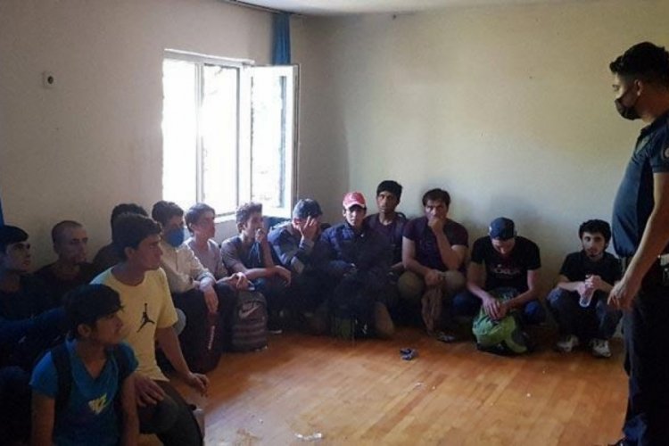 Erzincan'da 52 d&uuml;zensiz g&ouml;&ccedil;men yakalandı
