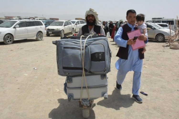 Pakistan'a ge&ccedil;mek isteyen Afganların sınırdaki bekleyişi s&uuml;r&uuml;yor